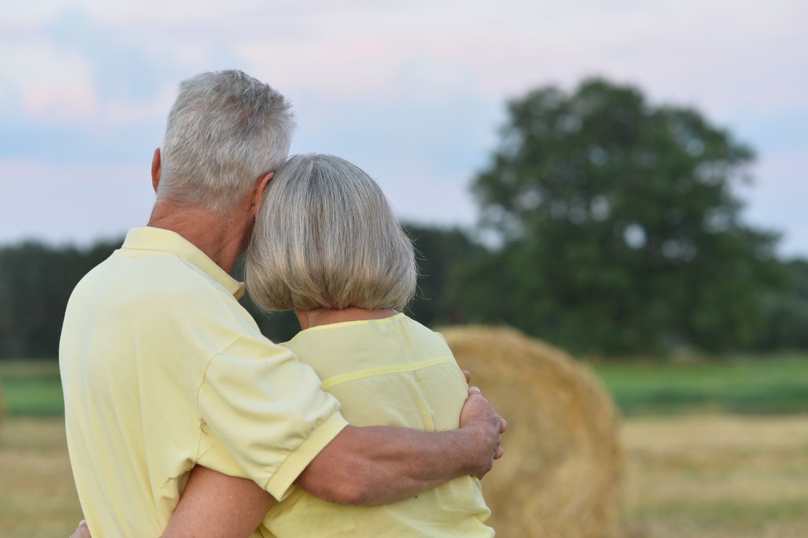Couple de seniors contemplant la campagne — transmettre son patrimoine en toute sérénité