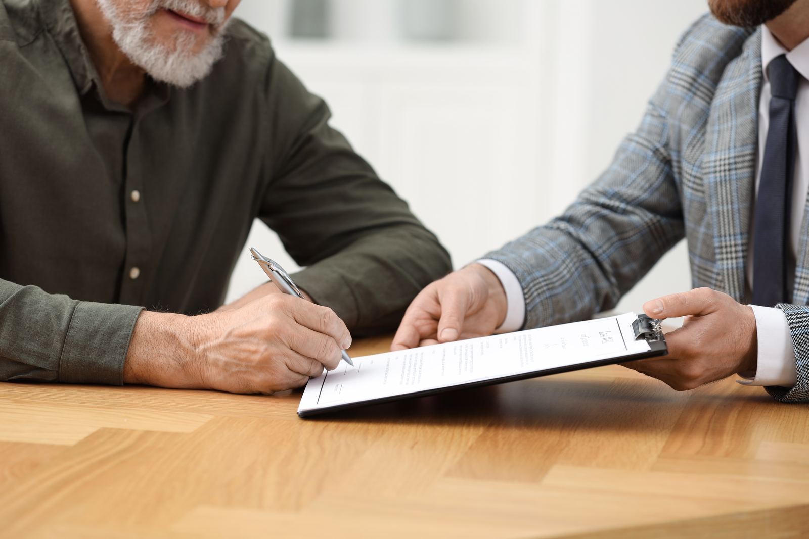 Signature d’un testament avec un conseiller